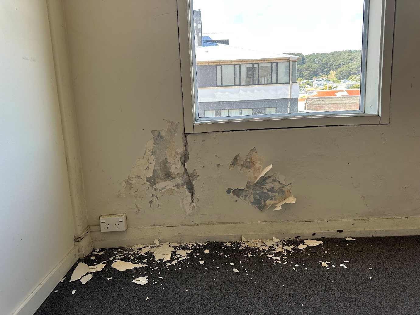 cracks in wall photo