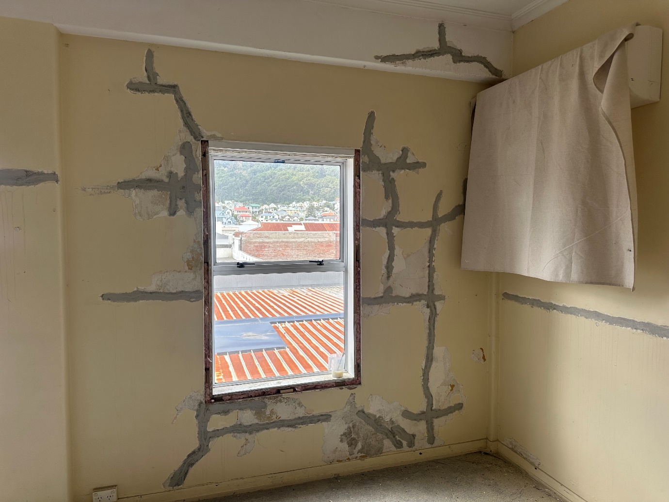 severe wall cracks photo